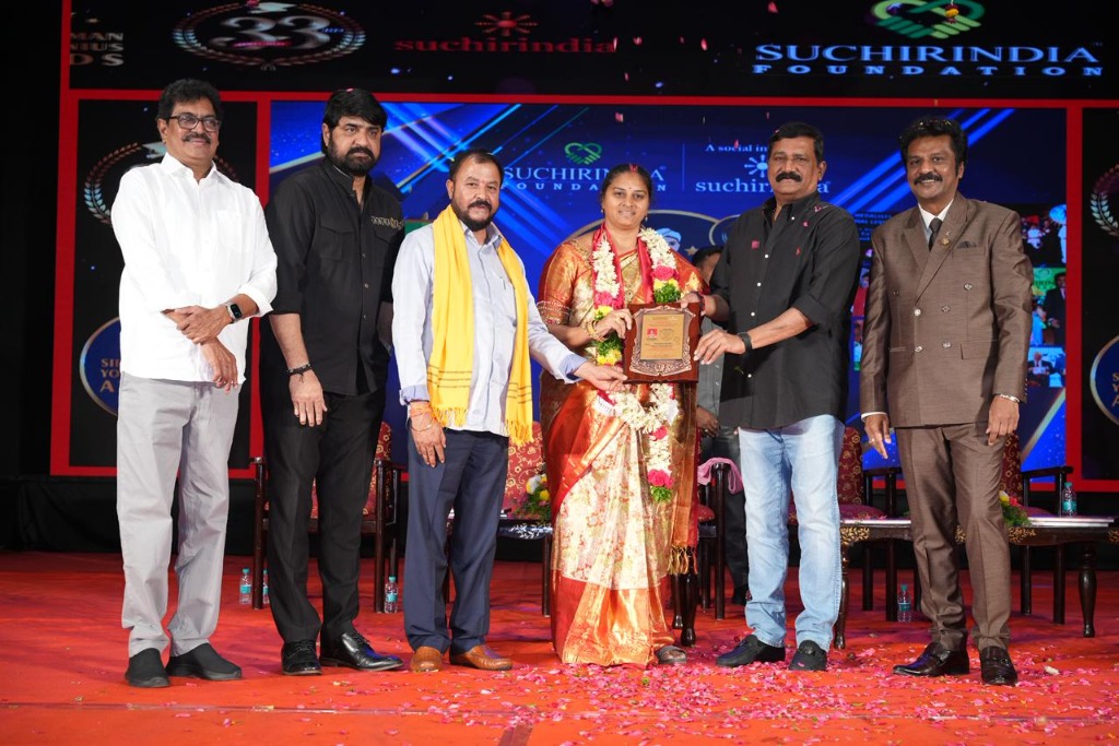 Student receiving Suchirindia Award