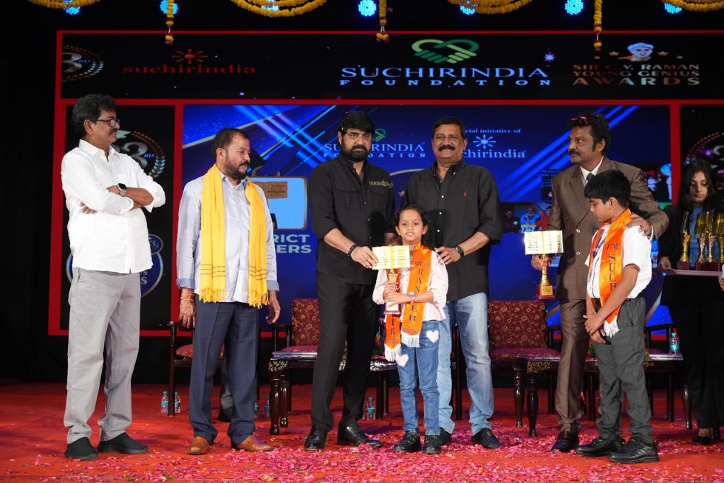 Student receiving Suchirindia Award