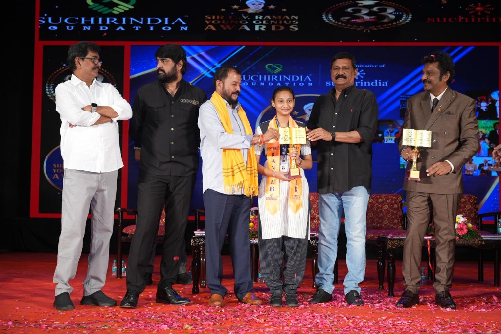 Student receiving Suchirindia Award